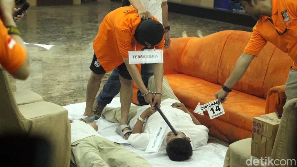 Begini Prarekonstruksi Pembunuhan Satu Keluarga di Bekasi Begini Prarekonstruksi Pembunuhan Satu Keluarga di Bekasi