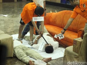 Video: Haris Peragakan 35 Adegan dalam Prarekonstruksi di Polda