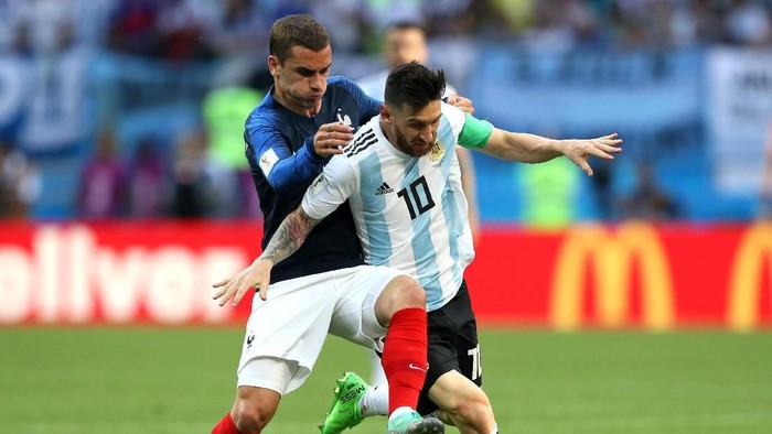 KAZAN, RUSSIA - JUNE 30:  Antoine Griezmann of France challenges Lionel Messi of Argentina during the 2018 FIFA World Cup Russia Round of 16 match between France and Argentina at Kazan Arena on June 30, 2018 in Kazan, Russia.  (Photo by Kevin C. Cox/Getty Images)
