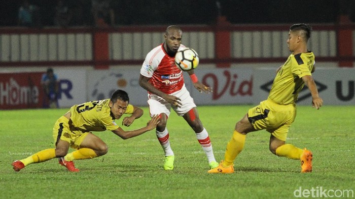 boaz solossa menghadapi dua pemain Bhayangkara FC pada laga Bhayangkara FC vs Persipura Jayapura pada pertandingan pekan ke-31 Liga 1 2018 di Stadion PTIK, Kebayora Baru, Jakarta, Senin (19/11/2018).