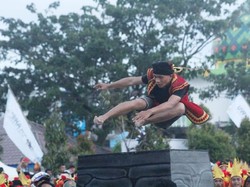 Atraksi 100 Pelompat Batu di Pembukaan Yaahowu Nias Festival 2018