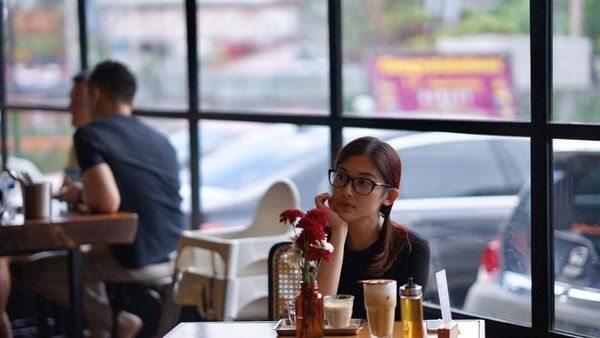 Pesona Cantik Kartika, Adik Sandra Dewi yang Hobi Makan Kue