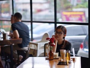 Pesona Cantik Kartika, Adik Sandra Dewi yang Hobi Makan Kue Pesona Cantik Kartika, Adik Sandra Dewi yang Hobi Makan Kue