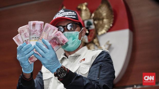 KPK menunjukkan barang bukti hasil OTT terhadap Remigo.