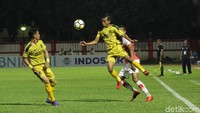 Bermain di Stadion PTIK, Kebayoran Baru, Jakarta Selatan, Senin (19/11/2018), Bhayangkara sempat kesulitan menghadapi Persipura. Meski mendominasi, tuan rumah tak mampu melesakkan gol di babak pertama.