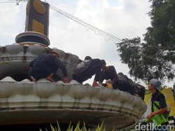 Kena Sanksi, Anggota Geng Motor Bersihkan Tugu Adipura Sukabumi
