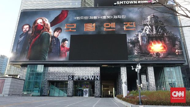 Billboard raksasa di depan SM Town Coex Atrium. Billboard ini dipasang pada pertengahan tahun ini.