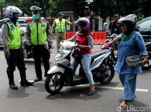 Petugas Gabungan Gelar Razia Pengesahan STNK di Kalibata