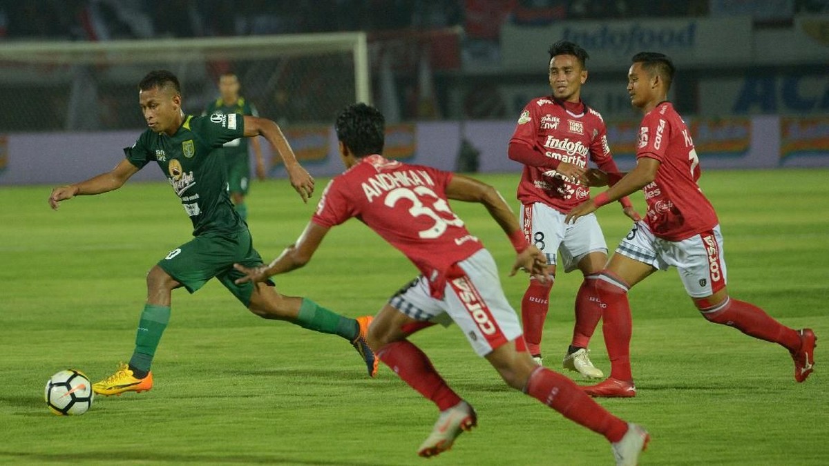 Osvaldo Haay (kiri) melewati pemain Bali United Andika Wijaya (kedua kiri), Taufiq (kedua kanan) dan Kadek Agung Widnyana (kanan) dalam Liga 1 di Stadion I Wayan Dipta. (Nyoman Budhiana/Antara)