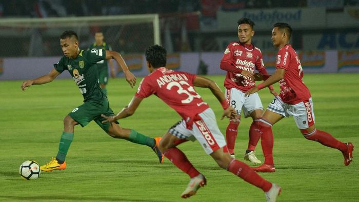 Osvaldo Haay (kiri) melewati pemain Bali United Andika Wijaya (kedua kiri), Taufiq (kedua kanan) dan Kadek Agung Widnyana (kanan) dalam Liga 1 di Stadion I Wayan Dipta. (Nyoman Budhiana/Antara) Osvaldo Haay (kiri) melewati pemain Bali United Andika Wijaya (kedua kiri), Taufiq (kedua kanan) dan Kadek Agung Widnyana (kanan) dalam Liga 1 di Stadion I Wayan Dipta. (Nyoman Budhiana/Antara)