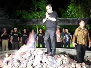 Aksi Hasto dan Djarot Lewati Api Abadi di Kayangan