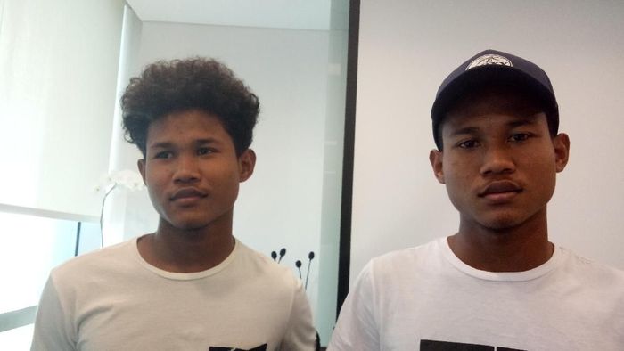 Bagas Kaffa (kiri) dan Bagus Kahfi (kanan - bertopi) resmi gabung Barito Putera. (Foto: Amalia Dwi Septi/detikSport) Bagas Kaffa (kiri) dan Bagus Kahfi (kanan - bertopi) resmi gabung Barito Putera. (Foto: Amalia Dwi Septi/detikSport)