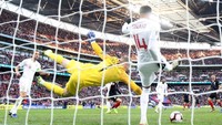 Jesse Lingard tak hanya mencetak gol. Dia juga bikin penyelamatan di mulut gawang Inggris. (Foto: David Klein/Reuters)