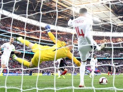 Jesse Lingard tak hanya mencetak gol. Dia juga bikin penyelamatan di mulut gawang Inggris. (Foto: David Klein/Reuters)