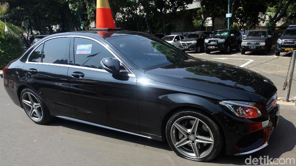 Parkir Sembarangan, Ban Mobil Mewah Ini Dikempesin