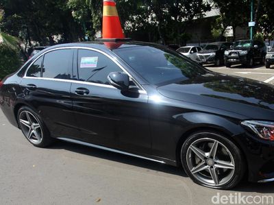 Parkir Sembarangan, Ban Mobil Mewah Ini Dikempesin