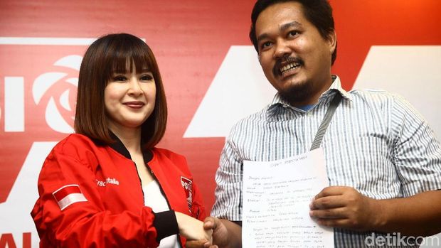 Grace Natalie saat bertemu dengan penyebar hoax foto syur /
