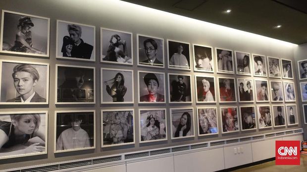 Deretan foto artis-artis SM Entertainment di pintu masuk SM Museum.