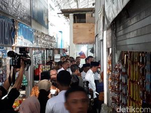 Jokowi Sidak Pasar Sidoharjo Lamongan, Iriana Beli Telur Asin