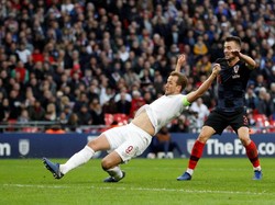 Inggris berbalik unggul 2-1 di menit ke-85. Umpan dari tendangan bebas Ben Chilwell berhasil disambar Kane sambil menjatuhkan badan. (Foto: Darren Staples/Reuters)