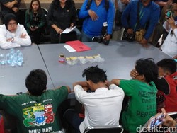Risma Temui 5 Anak Ngelem, Cium Kaki Hingga Nenek Pingsan