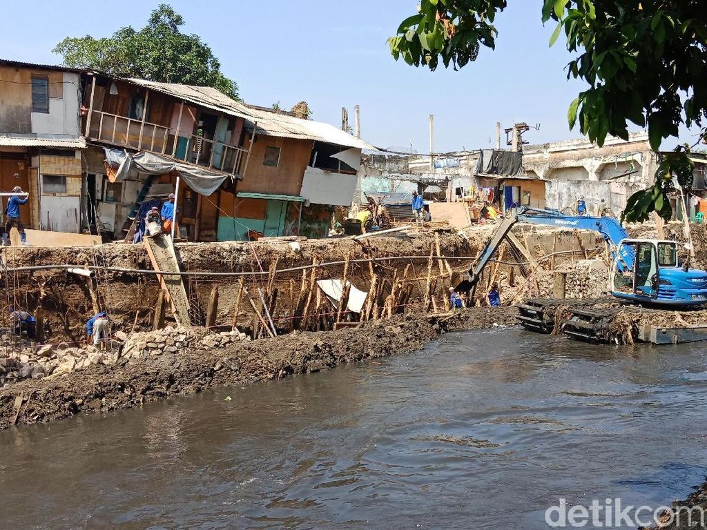 Petugas Dinas SDA Mulai Perbaiki Tanah Ambles di Pademangan Petugas Dinas SDA Mulai Perbaiki Tanah Ambles di Pademangan