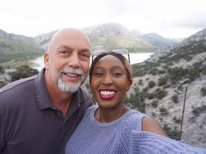 Kisah Cinta Pasangan Beda Usia 33 Tahun yang Dikritik Menjijikkan Kisah Cinta Pasangan Beda Usia 33 Tahun yang Dikritik Menjijikkan