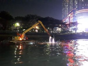 Ekskavator Diterjunkan Cari Bocah yang Tenggelam di Kali Angke Ekskavator Diterjunkan Cari Bocah yang Tenggelam di Kali Angke