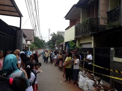 Dengar Kabar Rekonstruksi, Warga Menyemut di TKP Pembunuhan Satu Keluarga