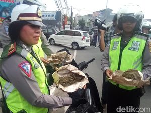 Bawa Ganja, Pemotor Tabrak Polisi saat Razia di Depok