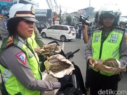 Bawa Ganja, Pemotor Tabrak Polisi saat Razia di Depok