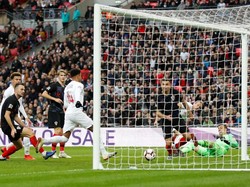 The Three Lions baru bisa bangkit di pertengahan babak kedua. Gol Jesse Lingard mengubah skor menjadi 1-1. (Foto: Carl Recine/Reuters)