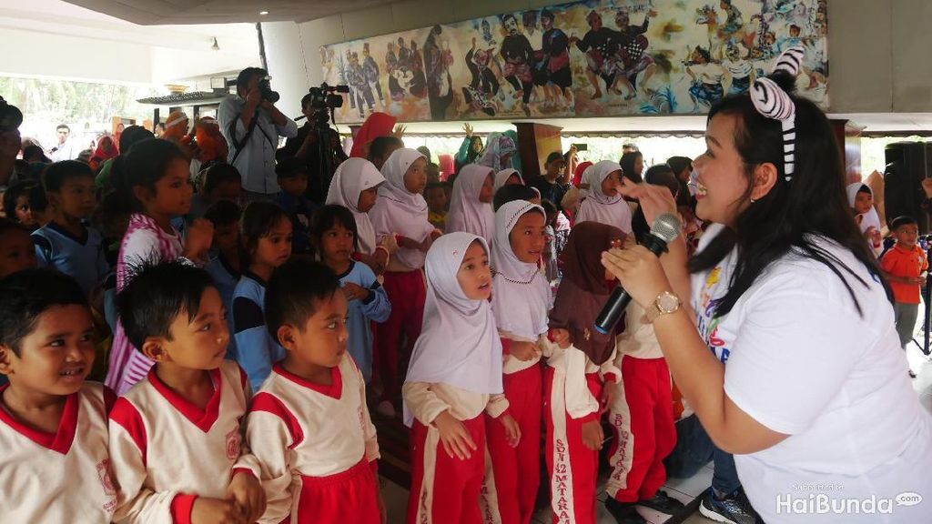 9 Potret Keseruan Anak-anak Lombok saat Mendengarkan Dongeng