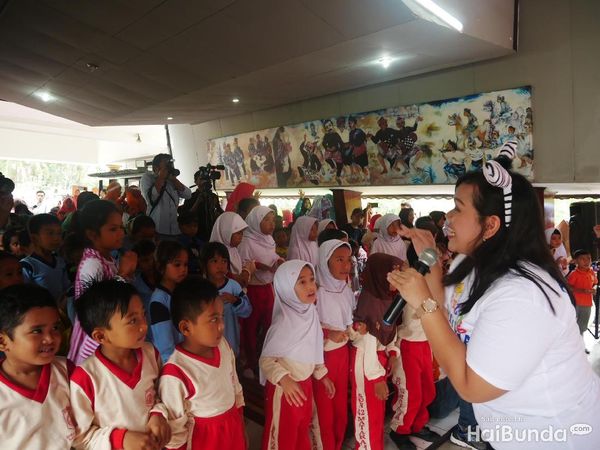 9 Potret Keseruan Anak-anak Lombok saat Mendengarkan Dongeng