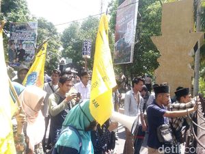 Dukung Baiq Nuril, Mahasiswa Demo Polda NTB Minta Kepsek Diusut Dukung Baiq Nuril, Mahasiswa Demo Polda NTB Minta Kepsek Diusut