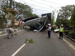 Diterjang Angin Kencang, Papan Reklame di Gresik Ambruk
