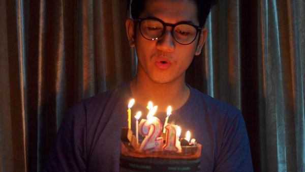 Segera Menikah, Ini Pose Aktor Muda Zikri Daulay Saat Ngopi