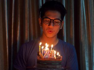 Segera Menikah, Ini Pose Aktor Muda Zikri Daulay Saat Ngopi