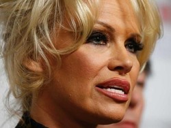 Pamela Anderson Kritik PM Scott Morrison Terkait Nasib Julian Assange