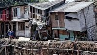 Penampakan Rumah Warga yang Ambles di Bantaran Ciliwung