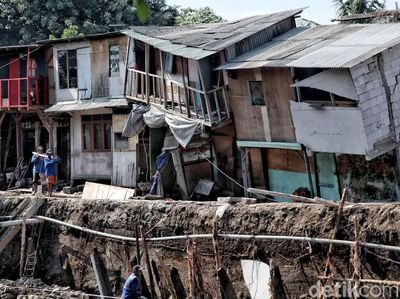 Penampakan Rumah Warga yang Ambles di Bantaran Ciliwung