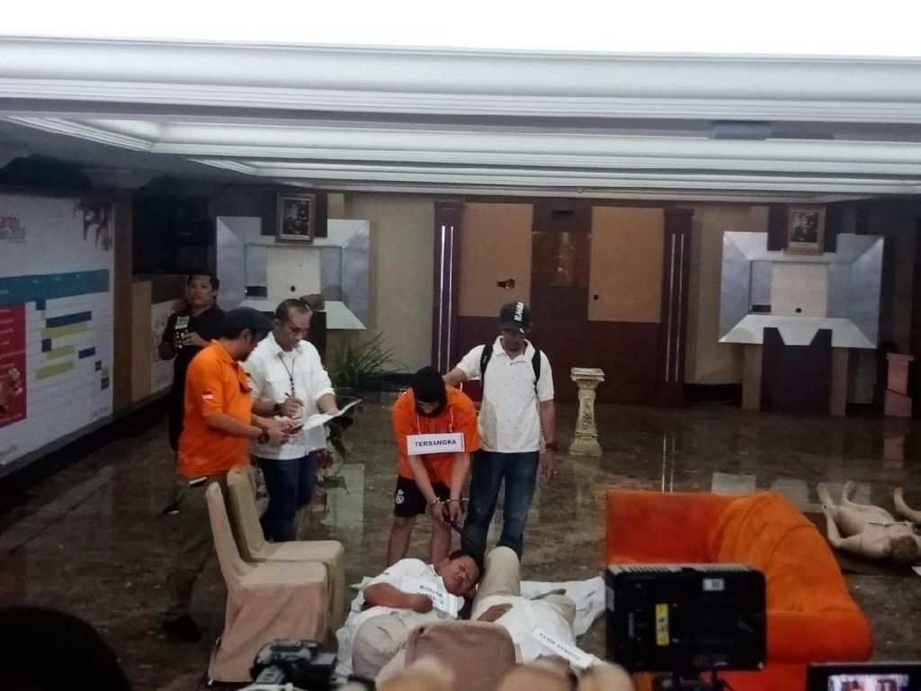 Haris Pembunuh Satu Keluarga Peragakan 30 Adegan di Prarekonstruksi Haris Pembunuh Satu Keluarga Peragakan 30 Adegan di Prarekonstruksi