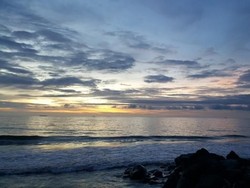 Cantiknya Senja di Pantai Padang