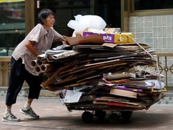 Banyak Manula di Hong Kong Terpaksa Memulung Kardus Bekas