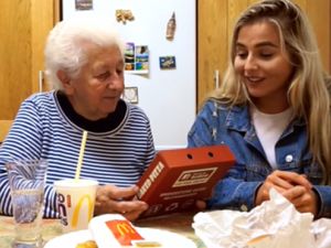 Ini Reaksi Lucu Nenek Berusia 83 Tahun Saat Cicip Fast Food Pertama Kali