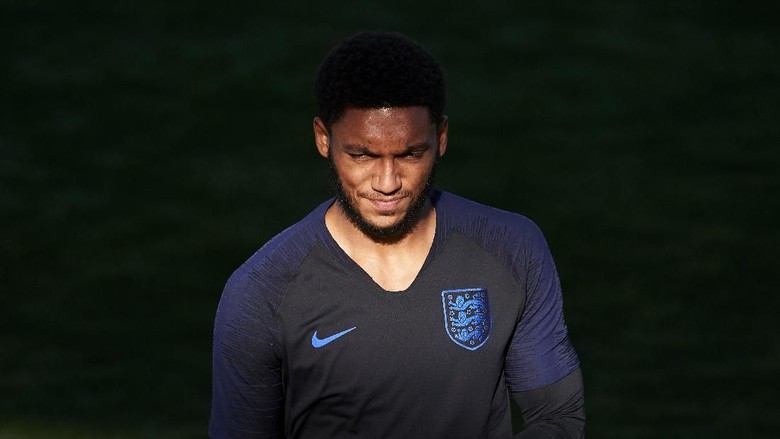 Ada Perpaduan Raphael Varane dan Bobby Moore pada Joe Gomez Ada Perpaduan Raphael Varane dan Bobby Moore pada Joe Gomez
