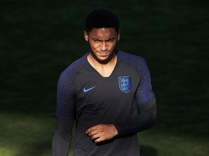 Ada Perpaduan Raphael Varane dan Bobby Moore pada Joe Gomez