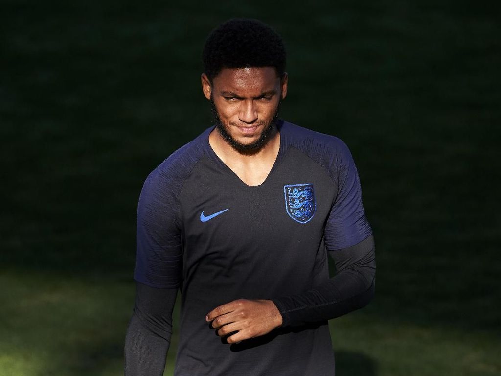 Ada Perpaduan Raphael Varane dan Bobby Moore pada Joe Gomez Ada Perpaduan Raphael Varane dan Bobby Moore pada Joe Gomez