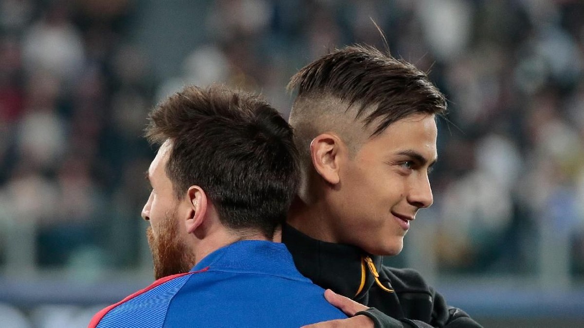 Paulo Dybala berharap Lionel Messi segera kembali ke Timnas Argentina (Emilio Andreoli/Getty Images)