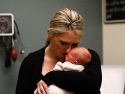 Potret Haru Ibu yang Siap Pisah dengan Anaknya Saat Kebakaran California